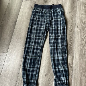 Pjymasbyxor 146/152 - Pjymasbyxor köpta på Kappahl. I nyskick. Min son har vuxit ur dem. 
