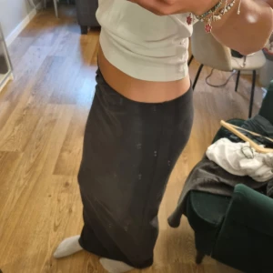 Långkjol - Superfin svart långkjol från monkl som TYVÄR är för storför mig😓 har bara legat i garderobenn, använd ca 1 gång, nypris tror ca 300