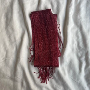 Scarf  - Köptes för en månad sedan. Säljer den nu för att jag inte längre har den stilen. 