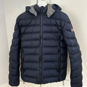 COLMAR JACKA - En riktigt snygg Colmar dunjacka i skick 9/10. Perfekt jacka som funkar både nu till hösten och till vinterhalvåret. Jackan är sparsamt använd i ungefär 2 månader. Passar 170-182! Hör av er vid fler funderingar💯🤝