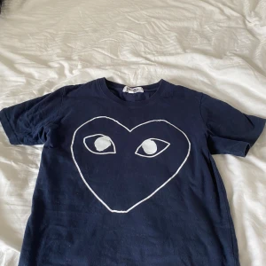 Comme des garcons PLAY t shirt  - Jävligt trendig t shirt säljer för den är lite liten på mig. Skick 8/10