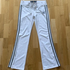 Abercrombie&fitch byxor - Superfina lågmidjade abercrombie and Fitch byxor😊! Säljer pga att det är för små för mig! Innerbensmåttet är 77cm! Det är bra skick, men på fjärde bilden kan man se hur 9:an och 2:an har börjat åka av lite! Hör gärna av er ifall ni har några frågor!🫶