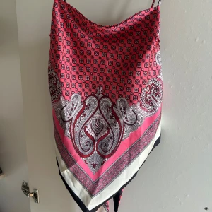 En superfin top - Vid frågor bara att kontakta💞vid referens är jag en xs-s och den ska passa upp till M vill jag säga för man knyter den där bak 