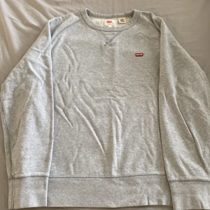 Levis crewneck - jag säljer en grå levis crewneck i storlek S. tyvär så har tröjan fått fläckar från hårfärg, de går säkert att få bort på något sätt men jag använder inte tröjan i vilket fall.