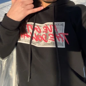 Hoodie Med Tryck - Använd men i helt defektfritt skick. Fortfarande mjuk och har fått fler komplimanger, samt förfrågningar om vart den är ifrån. Storlek S. 