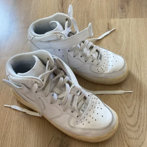 Höga Nike air force - Höga Nike air force i storlek 39.