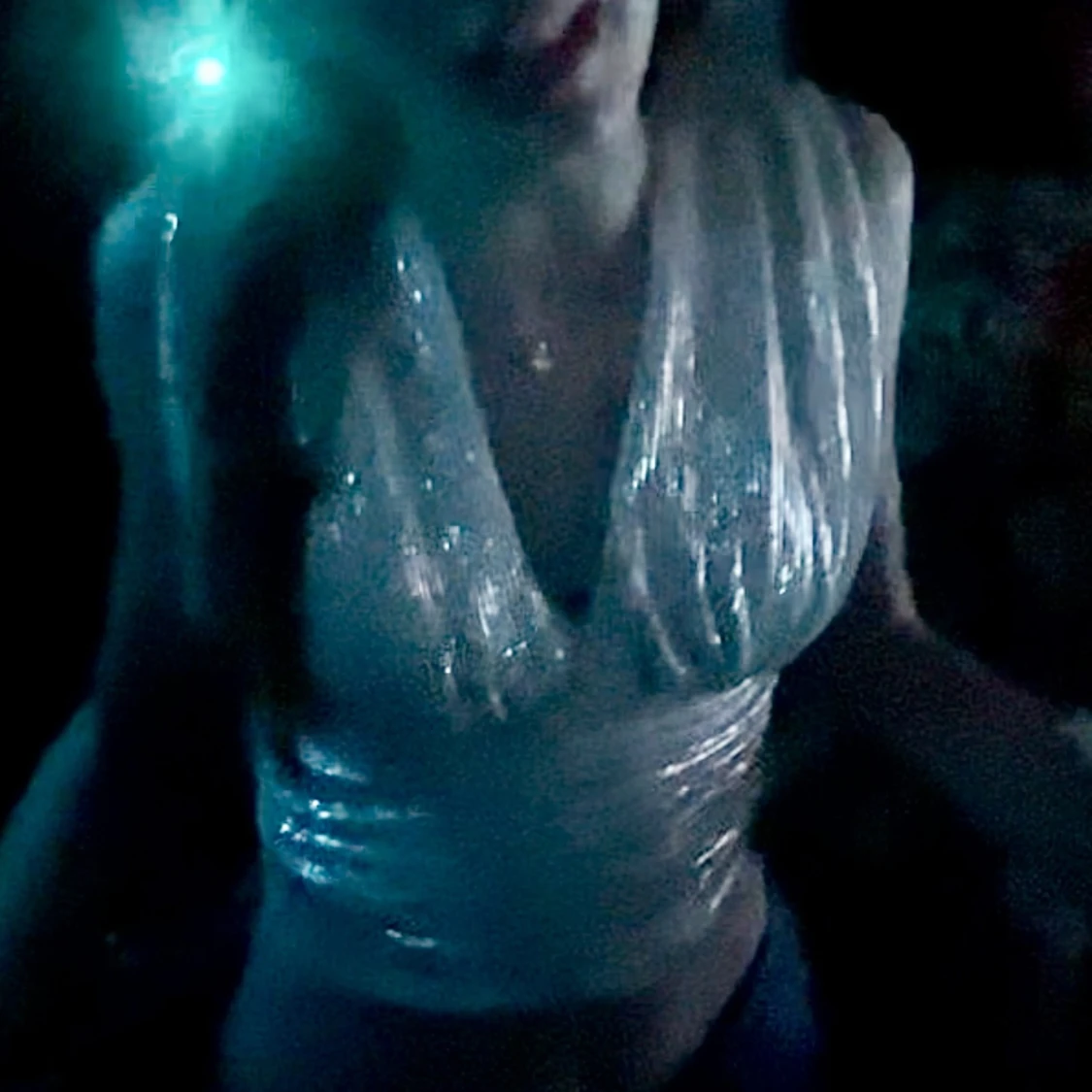 Glittrig topp låg rygg 