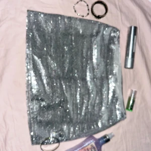 Silver paljett kjol från mango❤️  - Super fin paljettkjol från mango 🥭 Oanvänd❤️ Super fin och skön❤️🥰🥰 nypris: 399kr