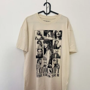 Taylor Swift eras tour tshirt - Säljer denna tshirt som köptes på Eras Tour i Stockholm, endast använd en gång och ser ut som nyskick. Storlek S som även passar M, säljs då den inte används. Säljs för 450 kr, köpt för 550 kr. 