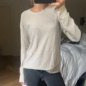 Glittrig tröja  - Säljer denna fina glittriga tröja! Lappen har klippts av men den är aldrig använd så i nytt skick!💗 