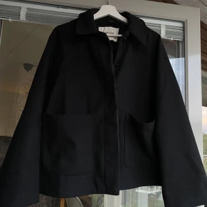 Superfin kort kappa - Superfin & knappt använd svart lite tunnare kort kappa från Vero Moda. Strl L men passar även S-L beroende på önskad passform