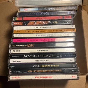 Massor av cd rock - Spelet som håller cd kommer inte med! Cd till rock  50kr styck  Eller 700kr för alla cd  Pm/messa om mer bilder eller info 