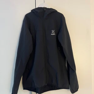 Haglöfs jacka - Super snygg vindjacka ifrån Haglöfs😍 Storlek: L  Passar både dam & herr😊
