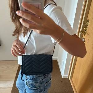 Blå väska  - Mörkblå crossbody väska. Inte bästa skick därav pris 