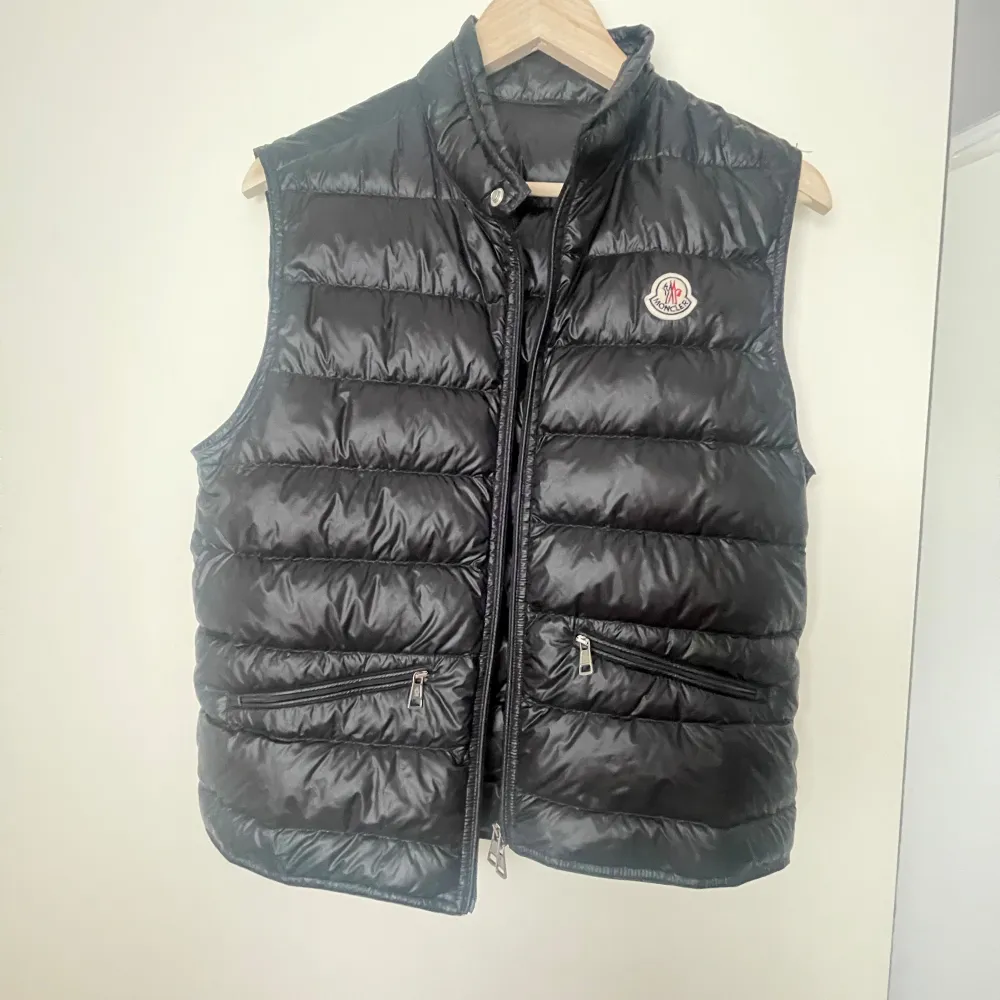 Moncler Väst 8/10 skick Knappt använd Svart Storlek:1/S  Nypris 8000kr. Jackor.