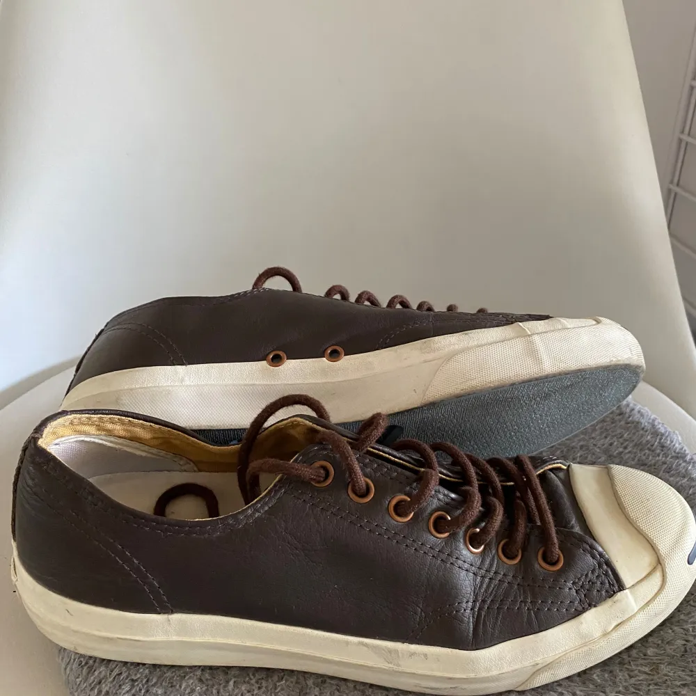 Fint par Converse. Dem är väl omhändertagna och i väldigt fint skick.  Dem passar även 0.5 storlek större Priset är inte hugget i sten.  DM för frågor eller prisförslag. . Skor.