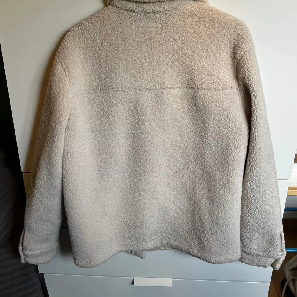 Varm och mysig fleecejacka från Zara. Storlek S-M, mycket bra skick. Främst använd under vinter och höst.. Takit.