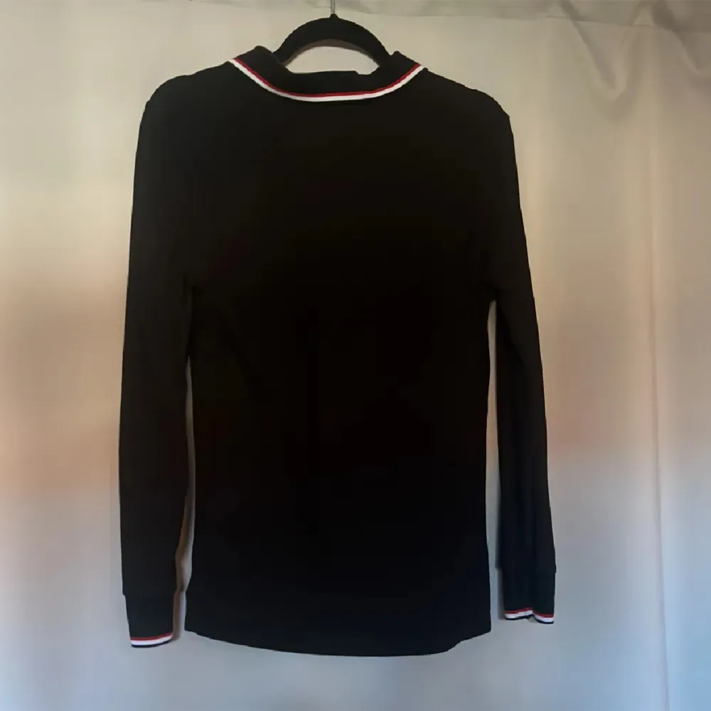 fins lång pike tröja, strl M skicka 8/10 moncler har inte kvitto och använts bara par gånger i vissa tillfällen. . Hoodies.