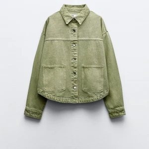 Grön jeans jacka zara - Säljer denna jeans jacka i grön från zara. I storlek M i mycket fint skick, använd endast en gång. 