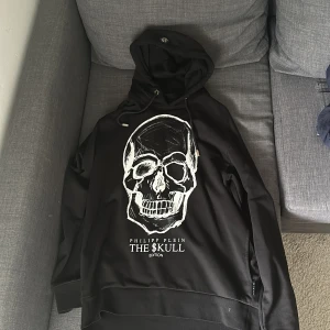 Phillip plein hoodie  - Säljer min phillip plein hoodie Köpte den i Spanien från deras affär i ett ställe som heter plaza Mayor. Skicka 8/10 bara att grejerna på andra bilden har börjat tappa sin metall färg. Pris kan diskuteras. Ny pris 8900kr