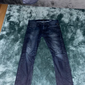 Replay jeans marinblå anbass  - Ett par jeans i storlek 34:34 använt i gott skick 
