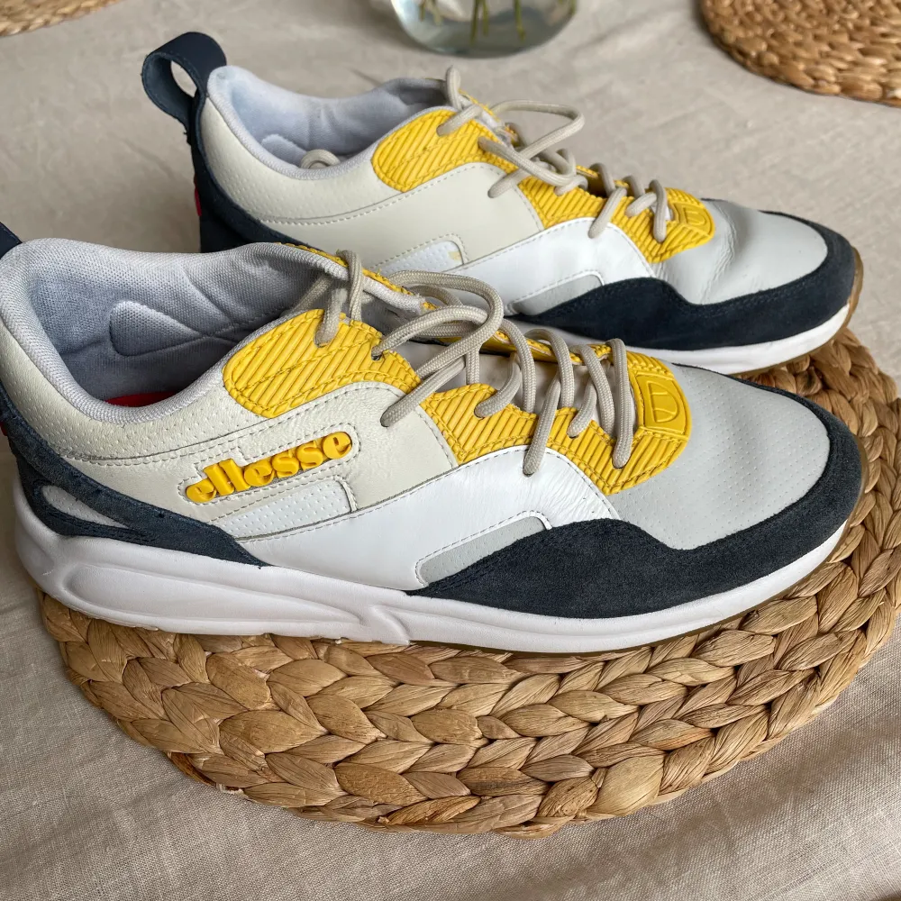 Sneakers från Ellesse , herr stl 43. Sparsamt använda och i gott skick men någon liten fläckar finns (se bilder). . Skor.