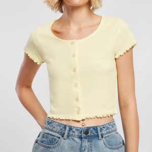 Gina tricot topp - Söt topp från Gina tricot i gul färg. Storlek S och är normal i storleken. Inte några slitningar på toppen.