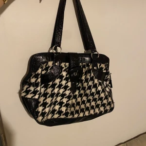 Svartvit väska - Väska med svartvitt hundtandsmönster. Den har aldrig lyckats komma till användning av mig så därför säljer jag! Skriv för fler frågor! 💕