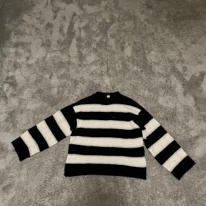 Stickad tröja  - Storlek: xxs Jätte fin!