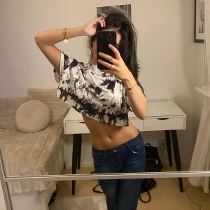 Svartvit oversized crop top - Jätteskön svartvit oversized crop top, något man kan ha till vardagen, hemma, träning, passar till allt 🖤🤍