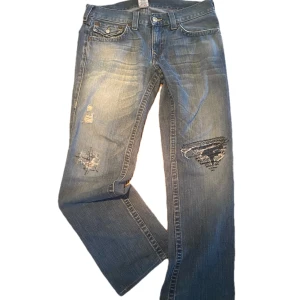 True religon jeans - Ett par riktig fina trueys i Ricky passform , är omsydda i längd och har täkt hål som syns på första bilden. Måtten är 45cm midja cirka 104cm längd. Skriv för frågor