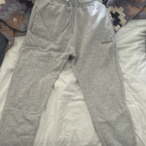 Grey McKenzie pants - Gråa McKenzie byxor i storlek XL, byxorna är små i storlek jag har egentligen M så skulle rekommendera byxorna om du har M, har använt dem 1-2 gånger och jag vill bli av med dem snabbt så vi kör 100 kr på byxorna👍🏽