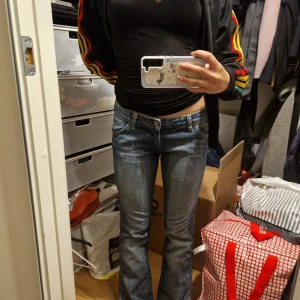 Wrangler Lowrise 2000s flared jeans - Snygga wrangler lowrise/g-rise flared jeans i bra skick.