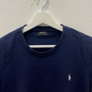 Ralph Lauren tshirt  - Mörkblå Ralph Lauren tshirt, storlek S, bra skick 