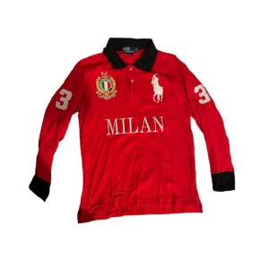 Polo Ralph Lauren Milan longsleeve - Hej! Säljer en Vintage Ralph Lauren tröja köpt i Italien för flera år sedan. Storlek L men passar M, Använd fåtal gånger. Köpt för ca 3500kr. Hör av dig vid fler frågor. Allt gott/