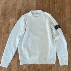 Stone island stickad tröja  - Har använt den 1 gång köpte den nu i somras från care of Carl råka få 2 fläckar på den men tror dom går och få bort har digitalt kvitto nypris 4000