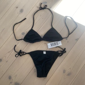 Bikini - Superfin, helt oanvänd svart bikini, jag säljer den då det är italiensk storlek M och inte europeiska M; det är alltså mer som storlek XS ✨💗🪩💕