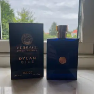 Säljer min helt nya Versace Dylan Blue 200ml. Tagit ca 10 sprays, Nypris ca 1000kr, mitt pris: 849kr