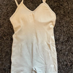 Jumpsuit unitard  - Jumpsuit, unitard, pyjamas, workout eller vad du vill. Ljusgrå. Stl M Använd fåtal gånger. 