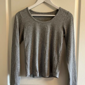 Ribbad grå långärmad top - Långärmad, långärmad top, kort modell. Stl L