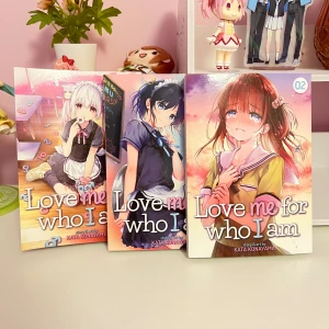 Love me for who I am vol 1, 2 & 3 - rätt bra skick, har några små defekter man knappt märker och första bokens framsida är tyvärr böjd som ni kan se i sista bilden :C köpt på Sfbokhandeln för 159kr styck