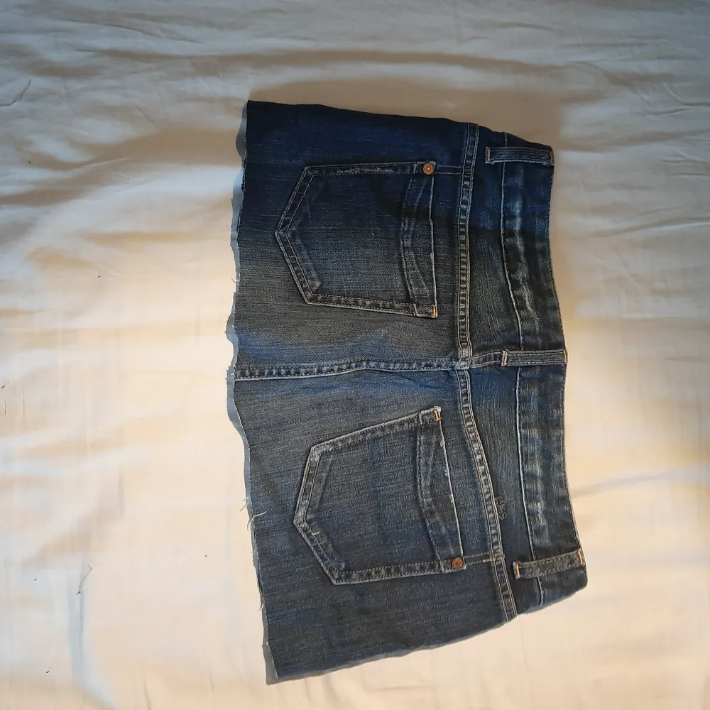 Jättefin lågmidjad jeans kjol!! Säljer för att den tyvärr var fel storlek. Utmärkt skick,  bara prövad. Kontakta mig vid minsta fråga 💕💕. Kjolar.