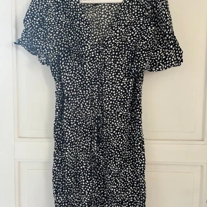 Klänning - Klänning med ett snöre i midjan från Vero Moda! Använd ett fåtal ggr så är i bra skick💗