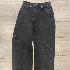 Sköna Jeans! - Sparsamt använda jeans. Väldigt fräscha! Finns i Stockholm🌸