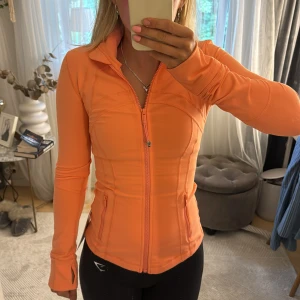 Lululemon define jacket  - Kollar nu intresset på min sjukt snygga eftertraktade define jacket från lululemon med prislappen kvar!! Så snygg och unik korallfärg❣️❣️ storlek 2 passar xs-s