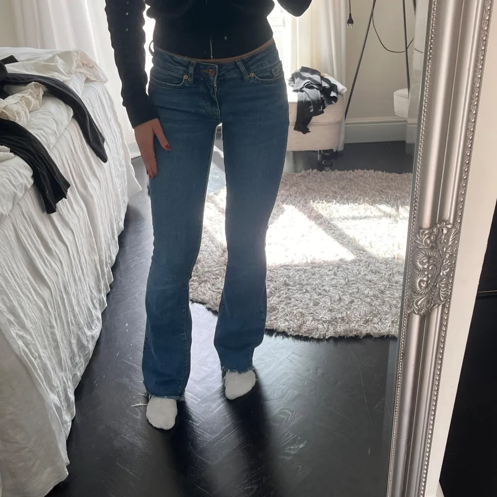 Super fina lowwaist bootcut jeans frĂ„n Vera Modađ„°. Farkut & Housut.