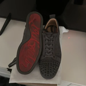 Loubs st 44 - Har använt ett par gånger men annars så är dom helt rena och fläck fria har köpt ett par andra så vill få bort dessa. 