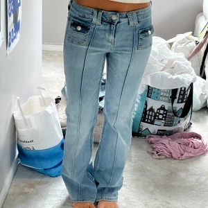 Lågmidjade utsvängda jeans - Ett par jätte snygga oanvända jeans från hm. Jätte cool designe. 💞