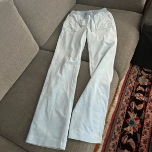 Juicy couture byxor - Ljusblåa juicy byxor i storlek xs.  Byxorna har användts mycket därav lite slitet längst ner annars är det bra skick.  Köparen står för frakt och jag står inte för postens slarv.  Skriv om du vill ha fler bilder eller om du har andra frågor:)