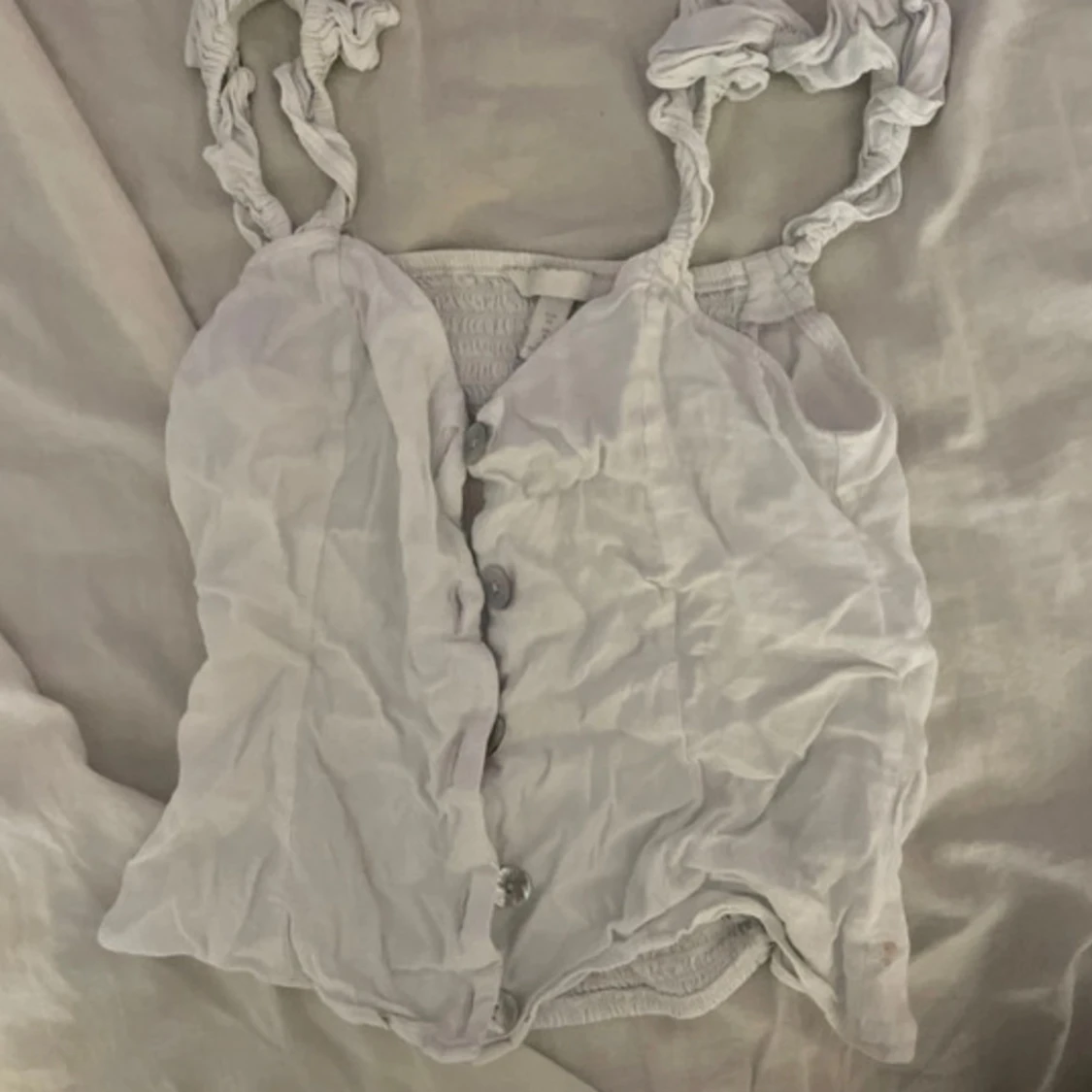 Vitt linne med knappar